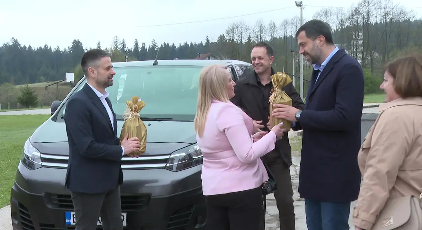 Уз помоћ Додика и Амиџића: Школа у Ситници добила комби за превоз ученика