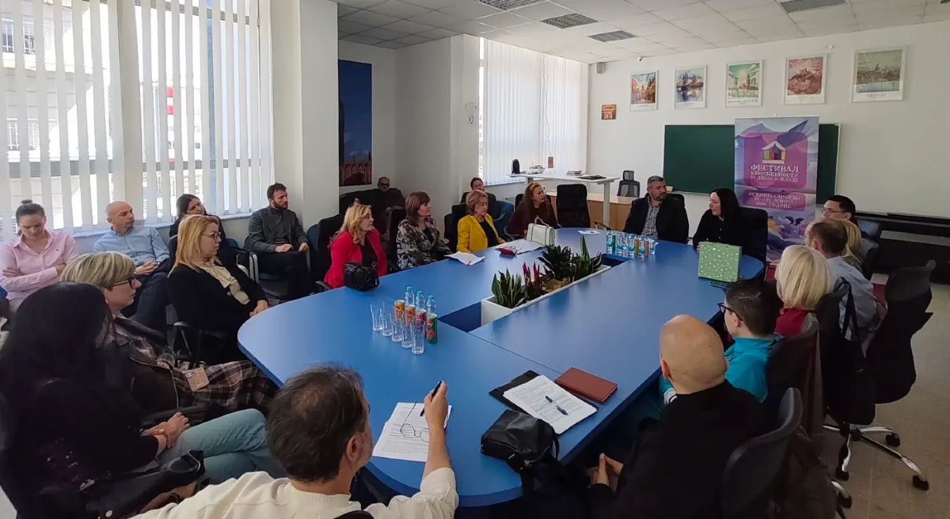 На Филозофском факултету Универзитета у Источном Сарајеву данас је одржана панел-дискусија о статусу књижевности за д‌јецу и младе, с циљем да се отворе кључна питања о њеном положају у савременом друштву и образовном систему.