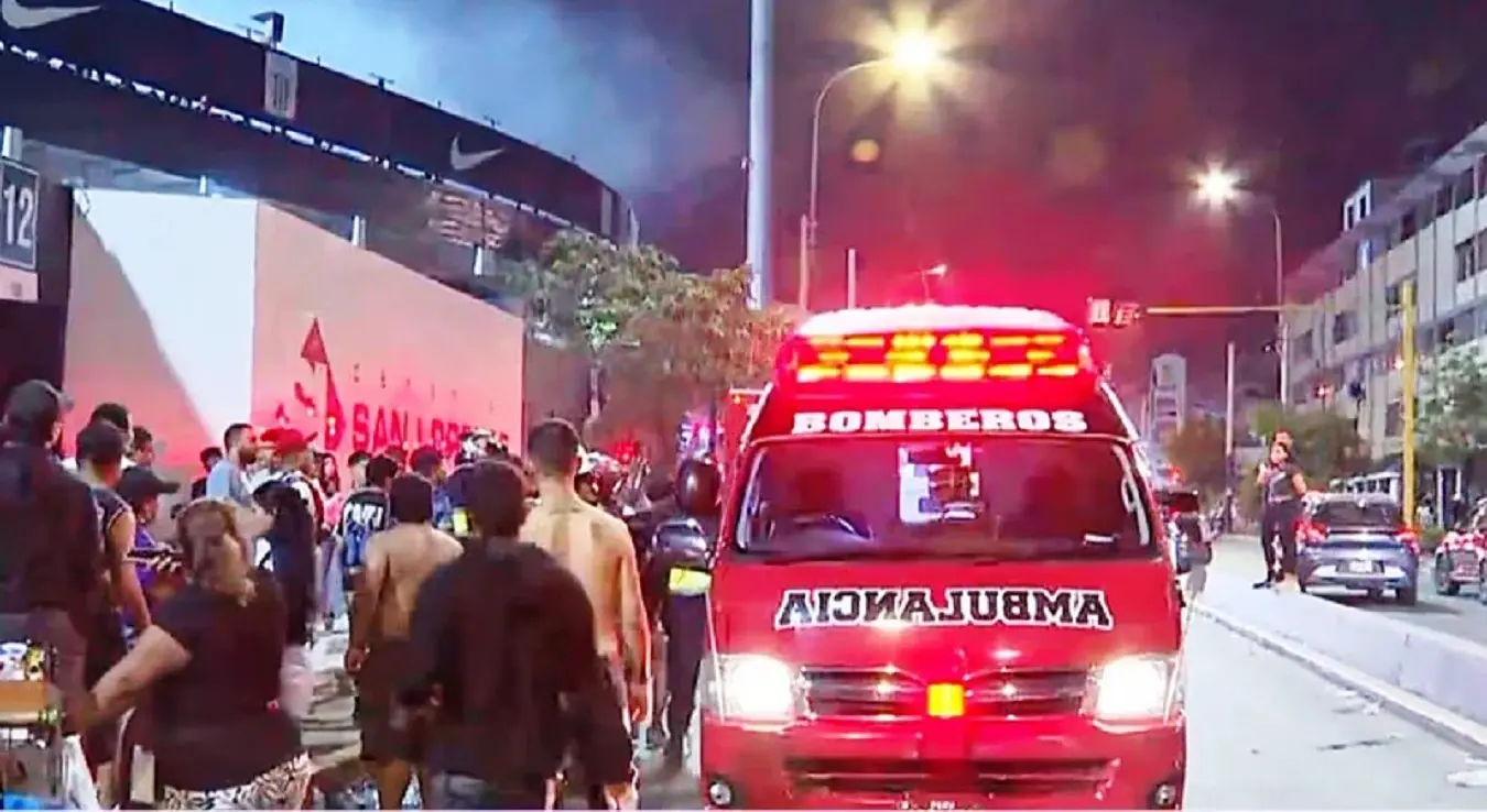 Хитна и људи испред стадиона у Перуу гдје је зид пао на навијаче