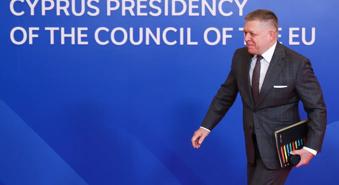 Словачки премијер Роберт Фицо, десно, разговара са пољским премијером Доналдом Туском по доласку на самит ЕУ у Никозији, на Кипру, у петак, 24. априла 2026. године.