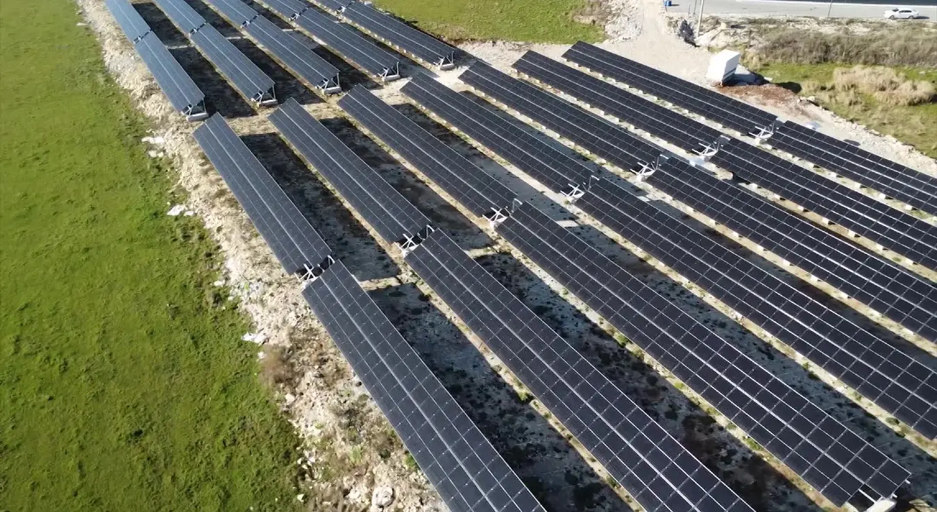 Соларни панели на пољу