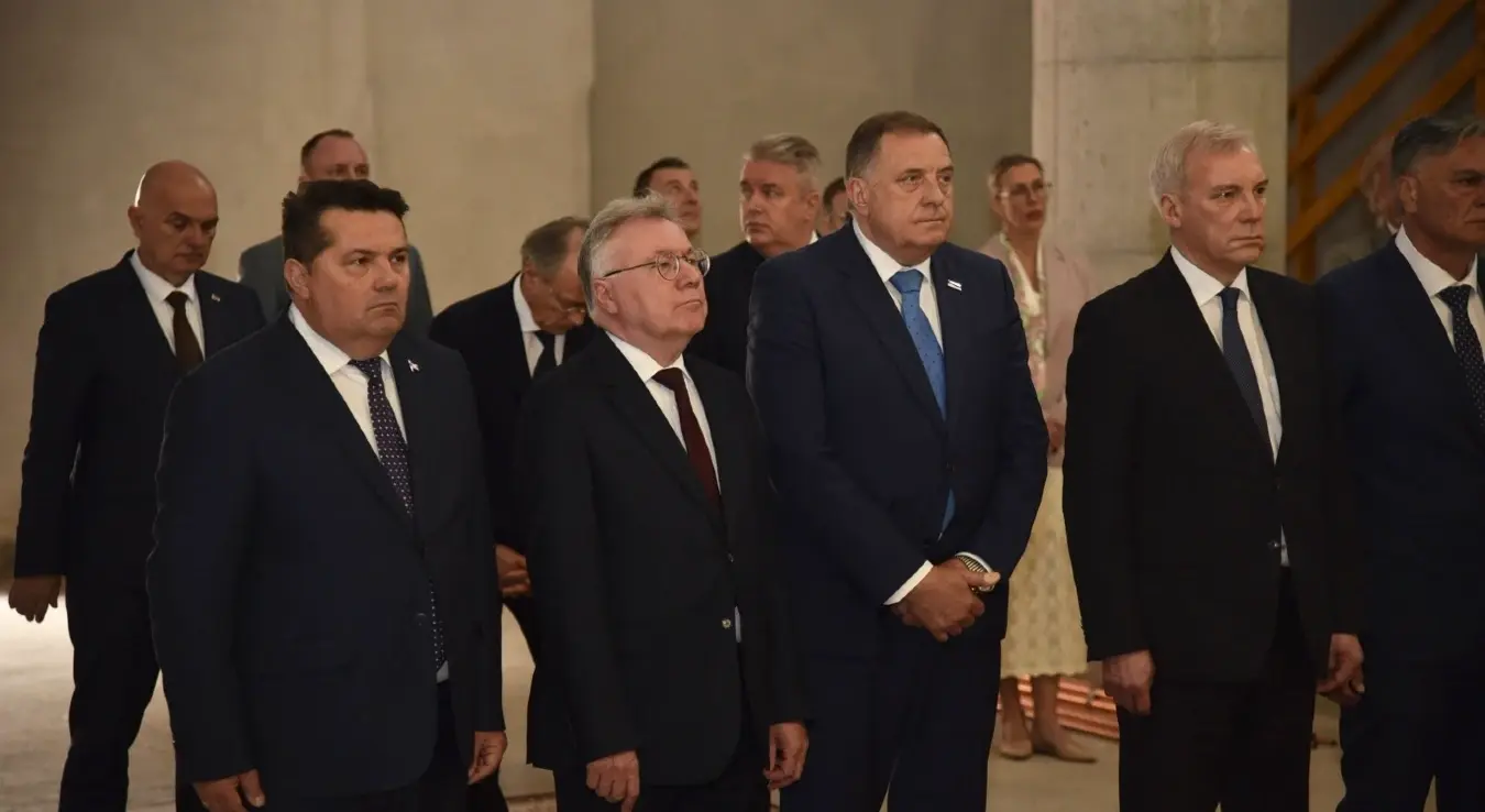 Делегације Српске и Русије у посјети Храму Преображења Господњег.