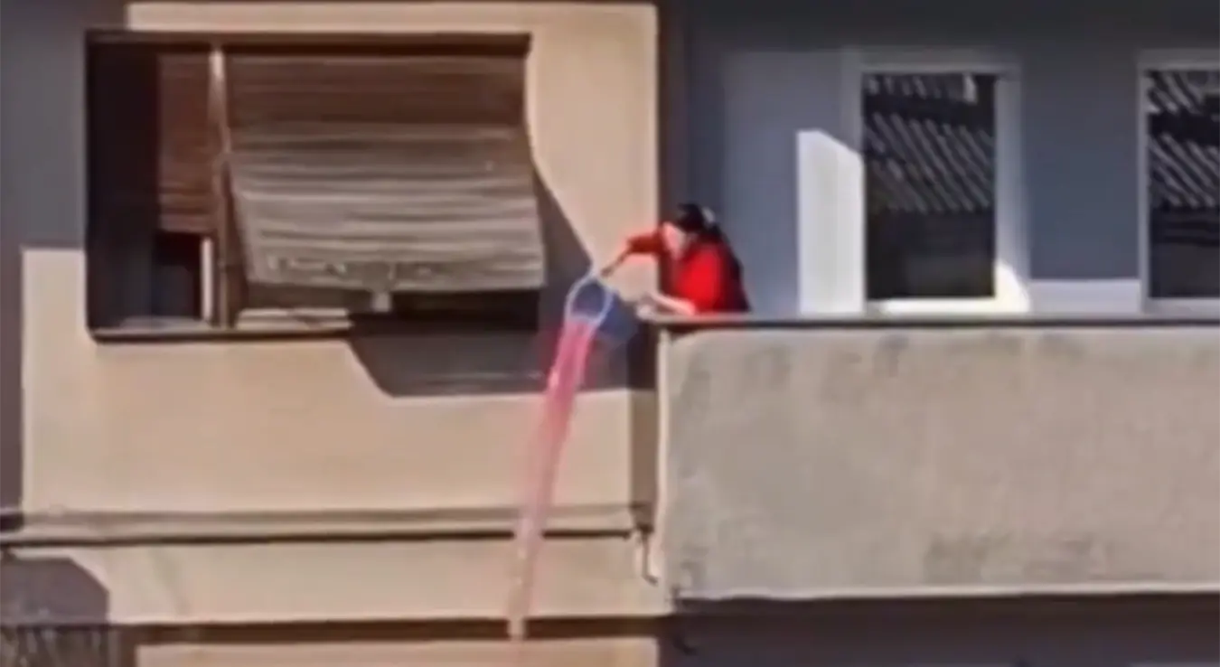 Жена просула расол с терасе