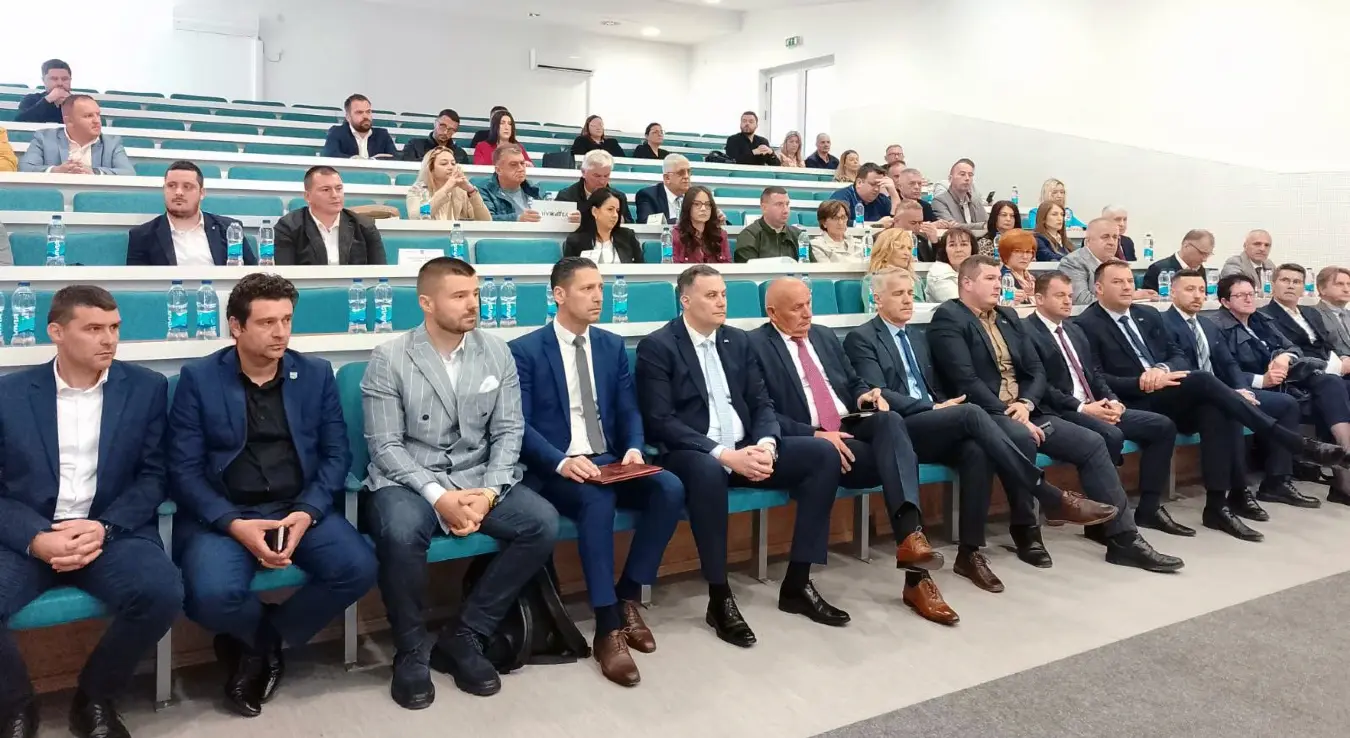 У Новом Граду данас је одржана тематска сједница Скупштине општине на којој су одборници разматрали информацију ове локалне заједнице и Експертског тима о активностима Хрватске у вези са изградњом складишта радиоактивног отпада на Трговској гори.