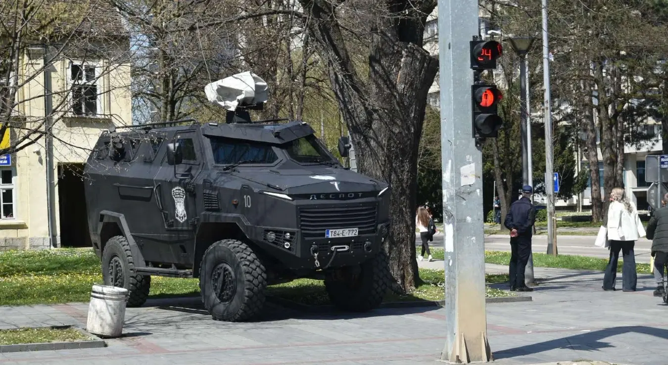 Оклопно возило САЈ-а Деспот на семафору у центру Бањалуке док се очекује долазак Доналда Трампа Млађег