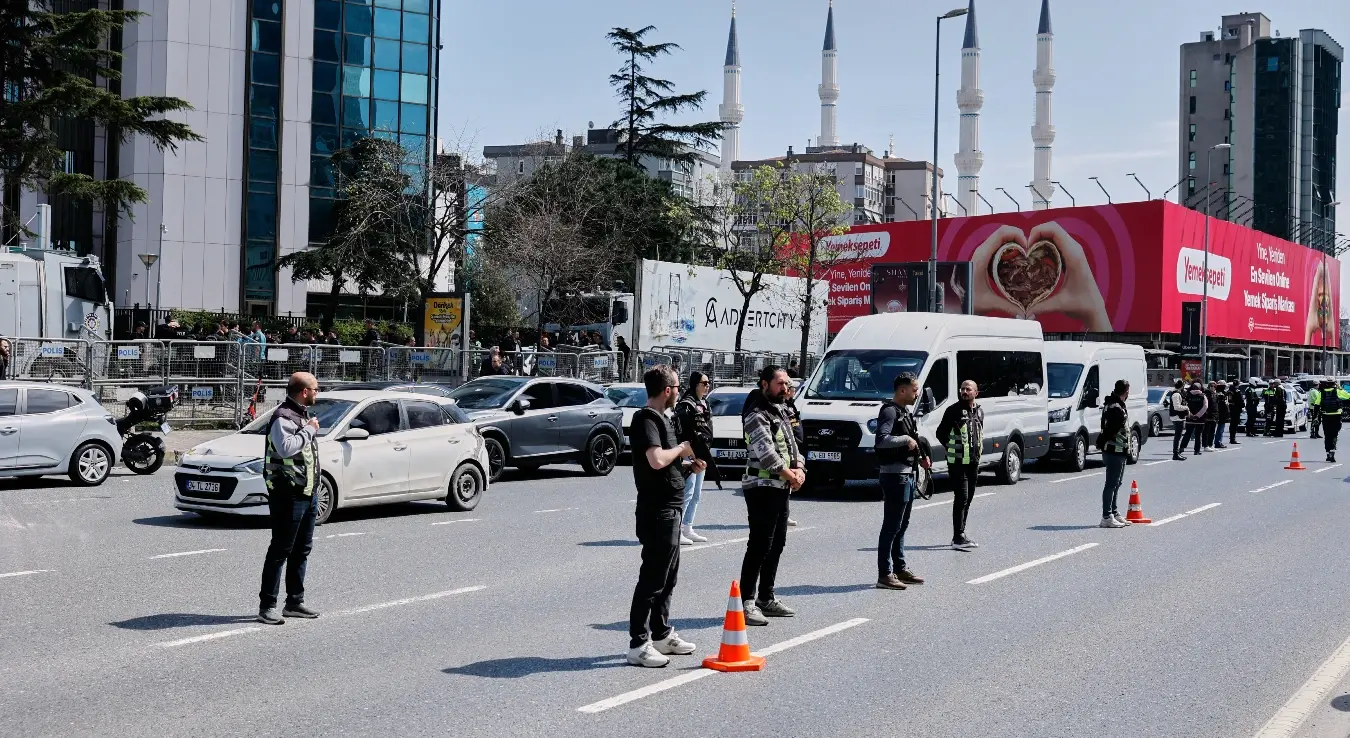 Турска полиција обезбјеђује подручје након напада наоружаних људи на зграду у којој се налази израелски конзулат у Истанбулу, Турска, у уторак, 7. априла 2026.