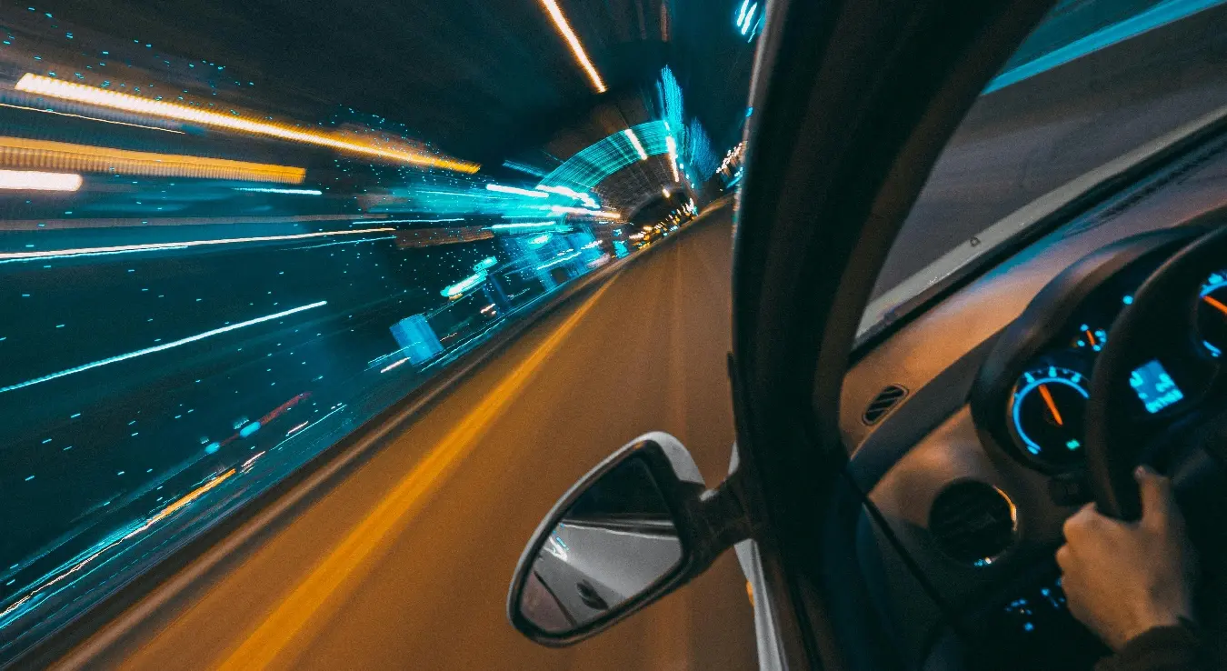 Ауто брзо вози на путу.