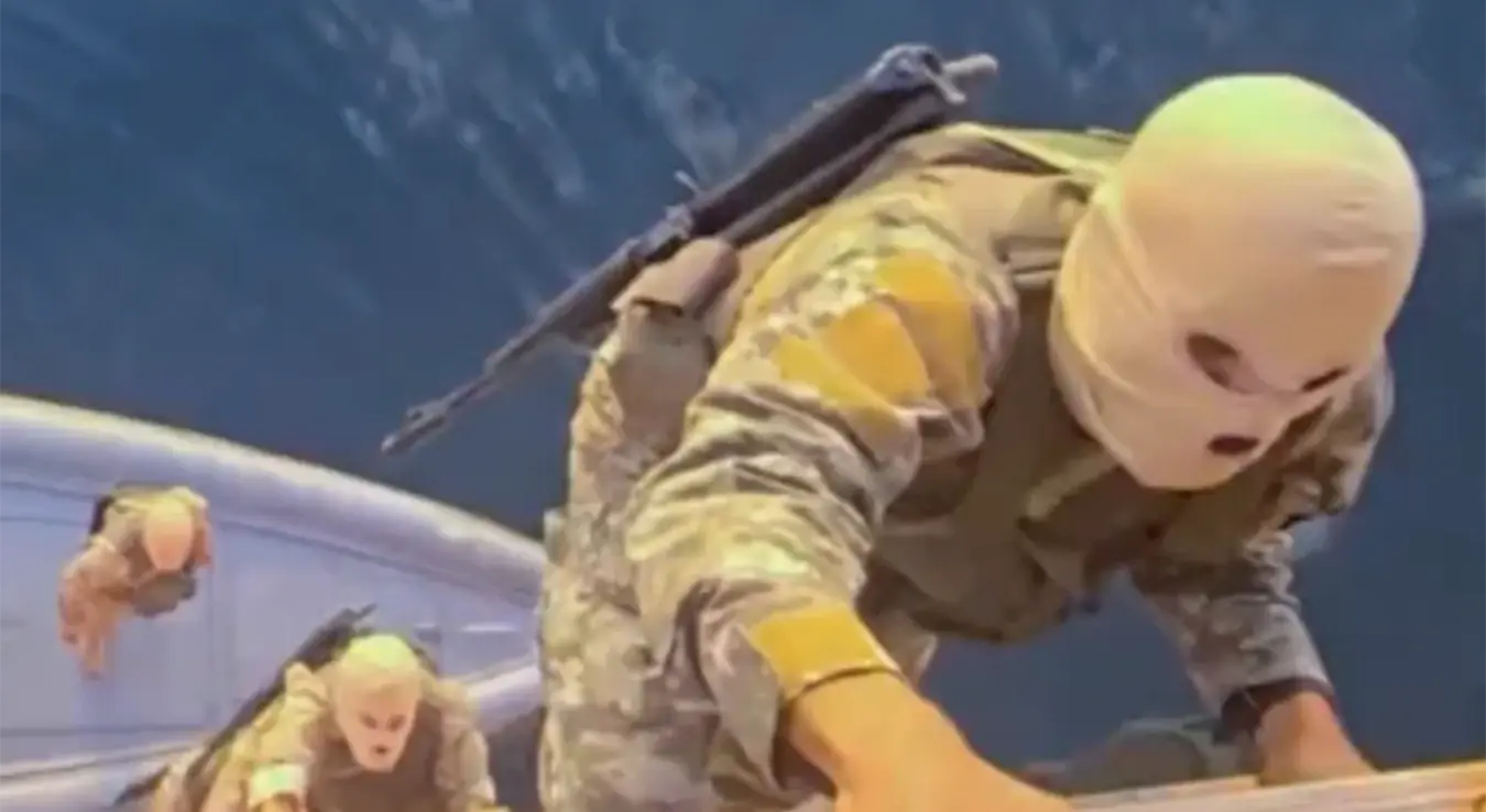 Припадници Револуционарне гарде се пењу на брод