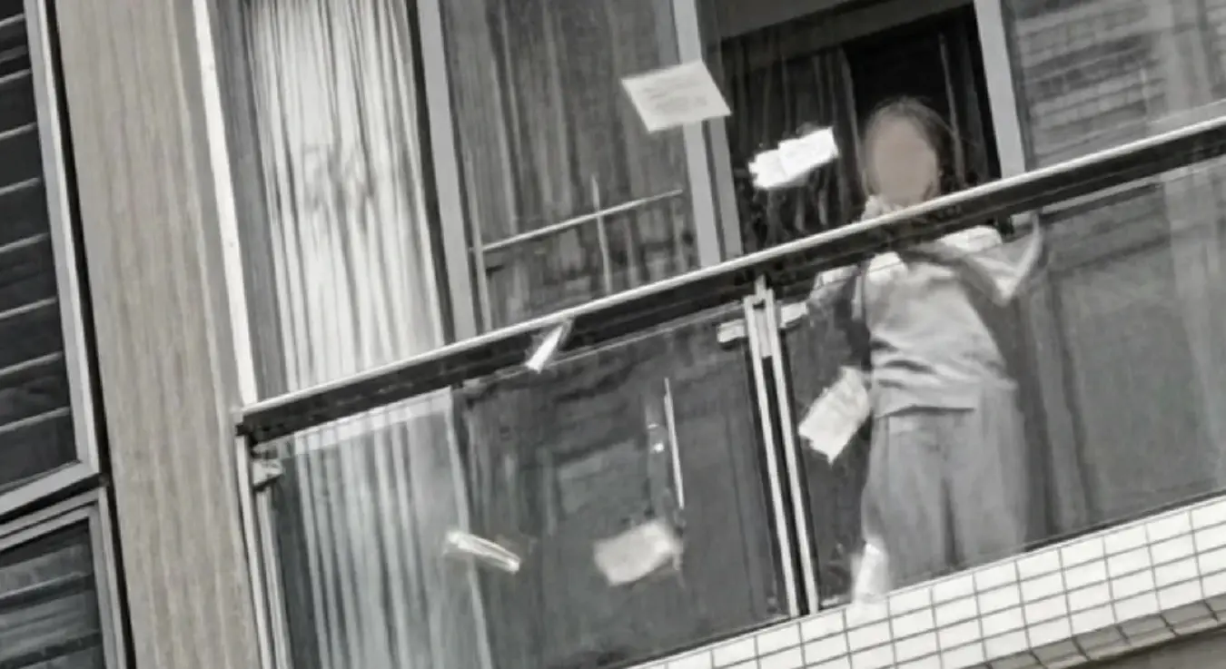 Жена у Кини баца паре са балкона