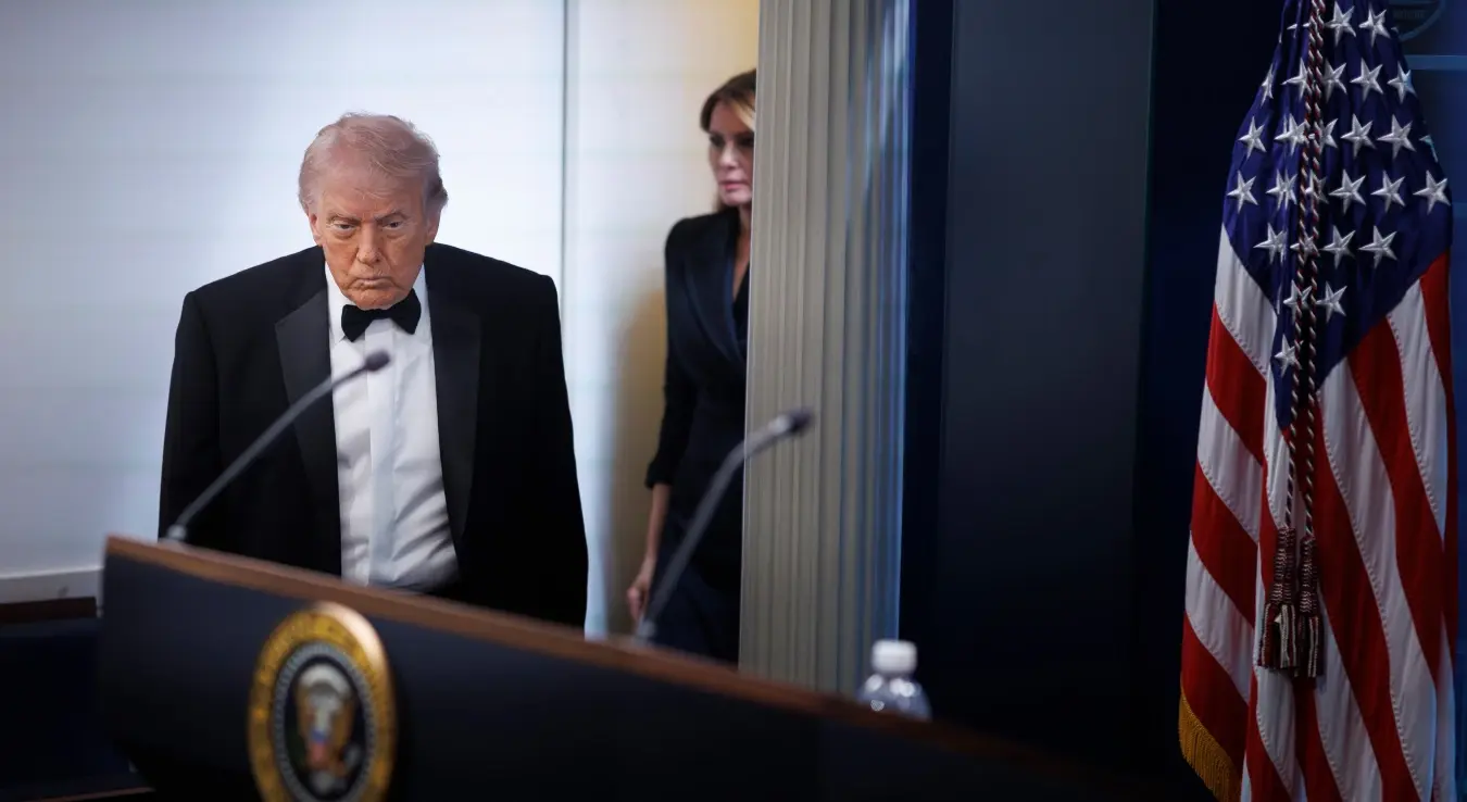 Предсjедник САД-а Доналд Трамп стиже у салу за брифинге за штампу Џејмса Брејдија у Белој кући након пуцњаве испред балске сале на годишњој вечери Удружења дописника Бијеле куће у Вашингтону, у суботу, 25. априла 2026.