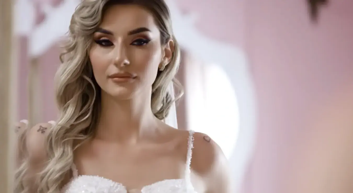 Мелиха Имшировић пјевачица у споту обучена као млада.