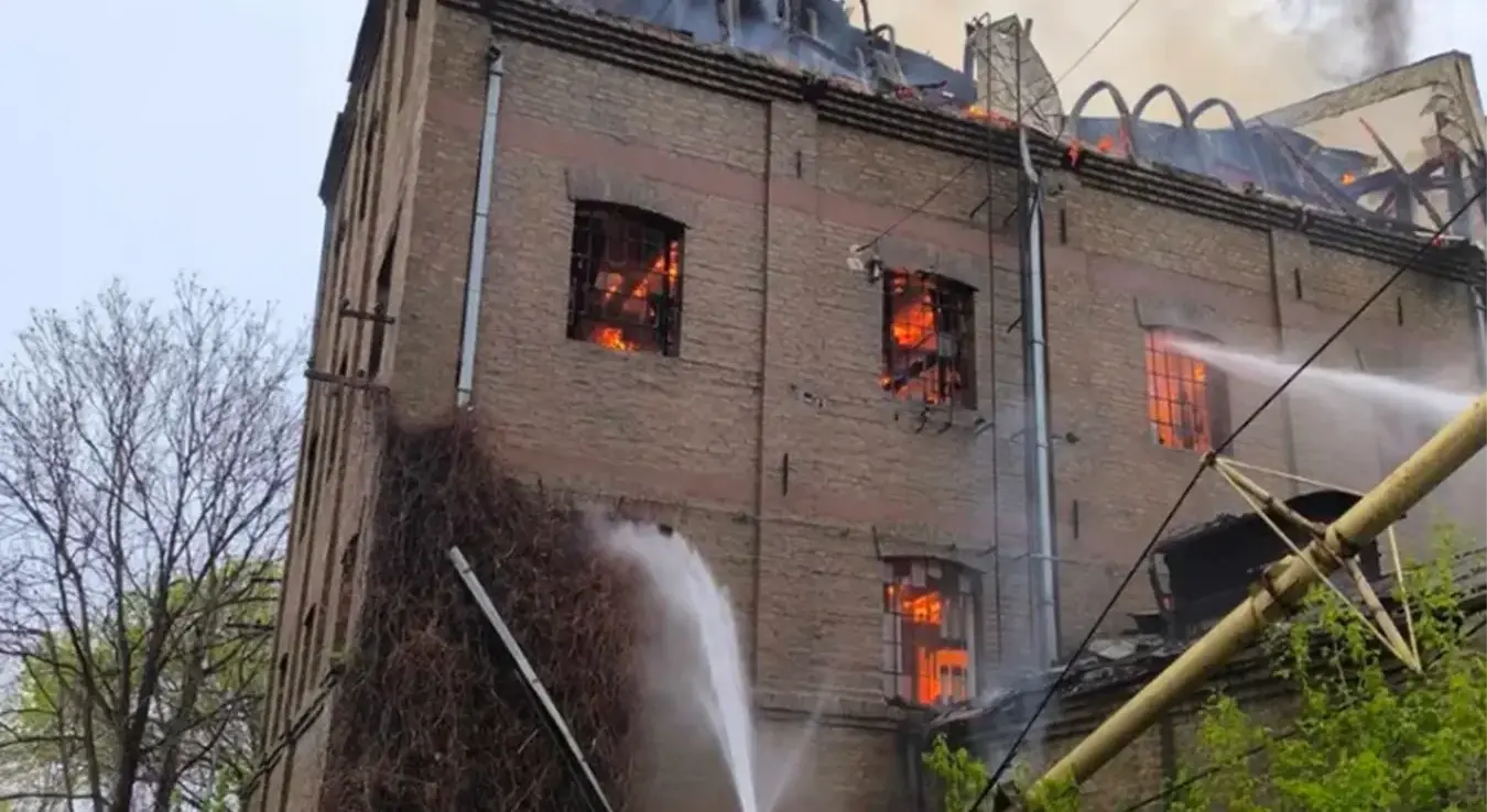 Ватрогасци гасе пожар на запаљеном млину у Обреновцу, 15.04.2026. године.