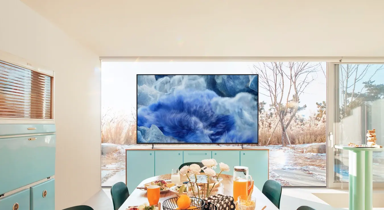 Самсунг лед телевизор окачен на зиду трепезарије.