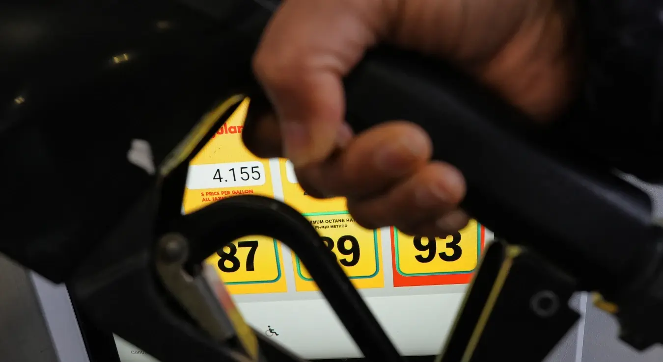 Особа пуни резервоар свог возила на бензинској пумпи у Бафало Гроуву, Илиноис, у четвртак, 2. априла 2026. године.