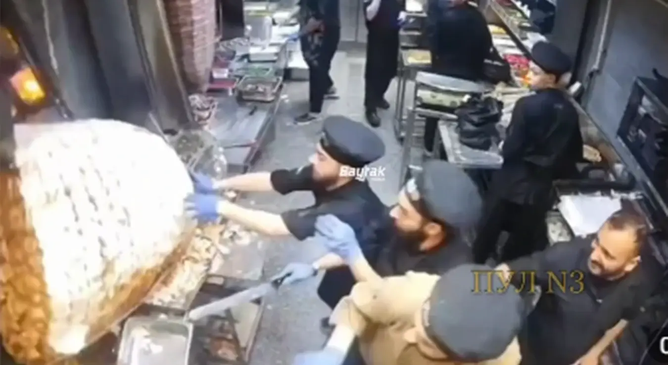 Радник срушио машину која окреће месо