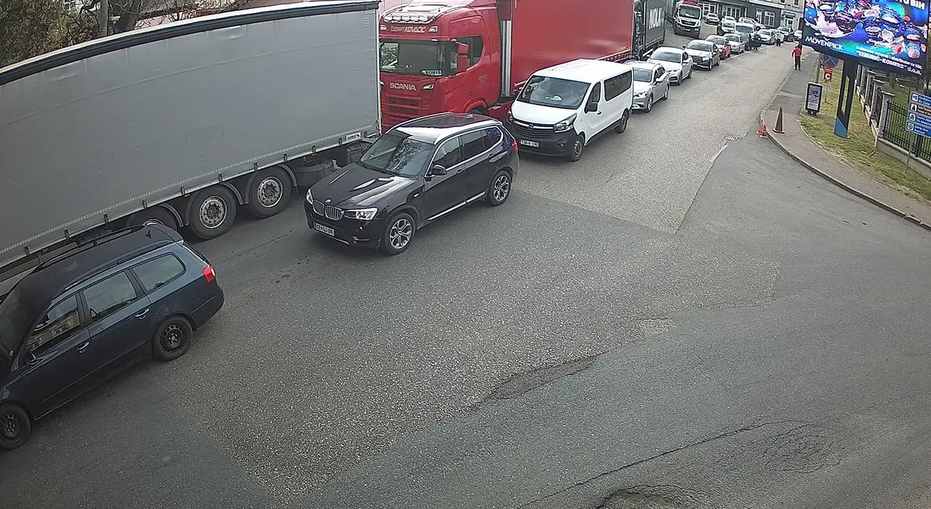 На граничним прелазима Градишка, Градина, Козарска Дубица, Костајница, Брод и Орашје појачана је фреквенција возила на излазу из БиХ.