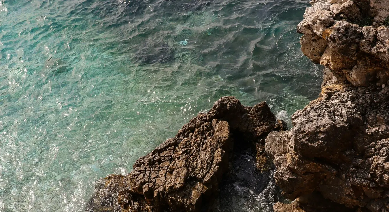 Море у близини стијена, Пула Хрватска.