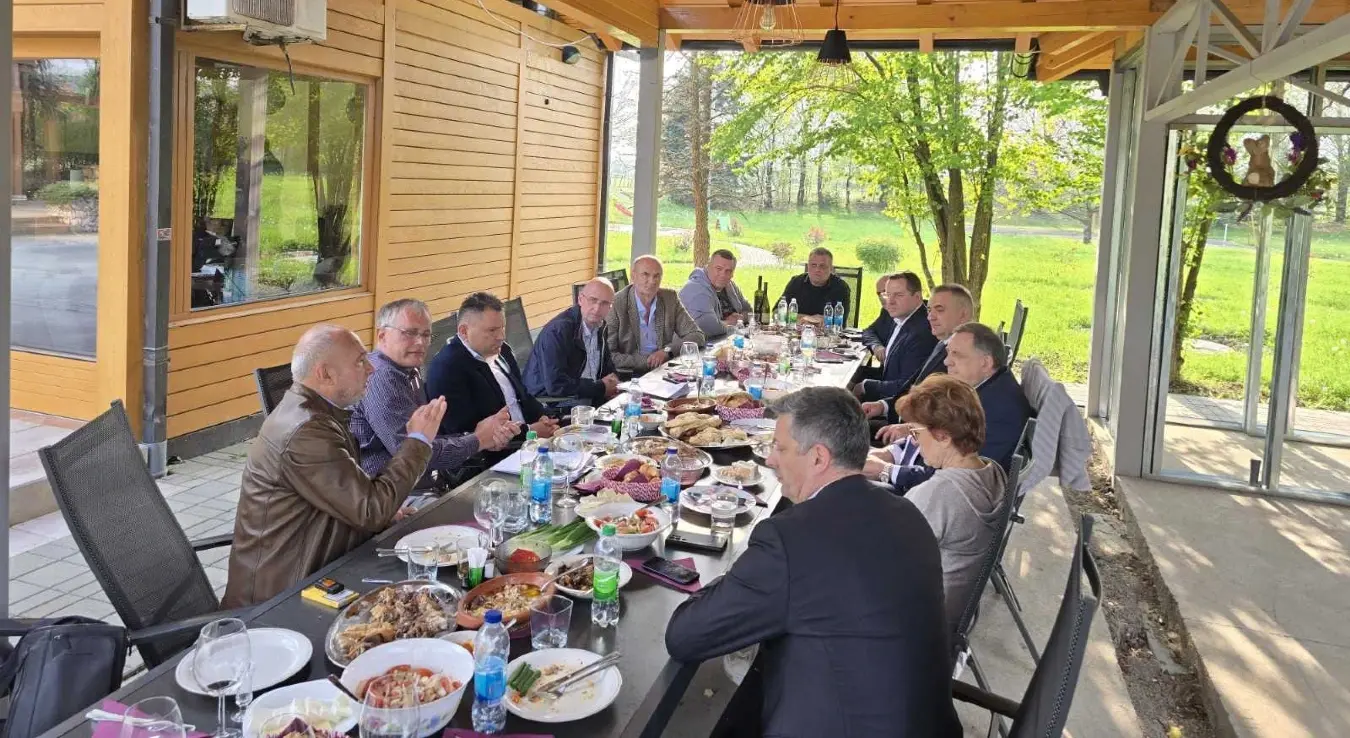 Званичници Републике Српске сједе на ручку са истакнутим привредницима