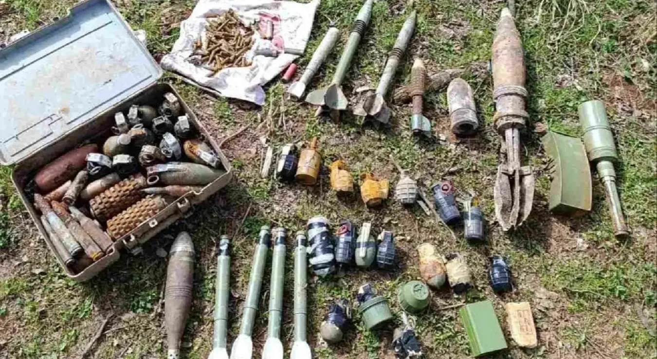 На слици су веће количине наоружања заплијењене у акцијама полиције ФБиХ