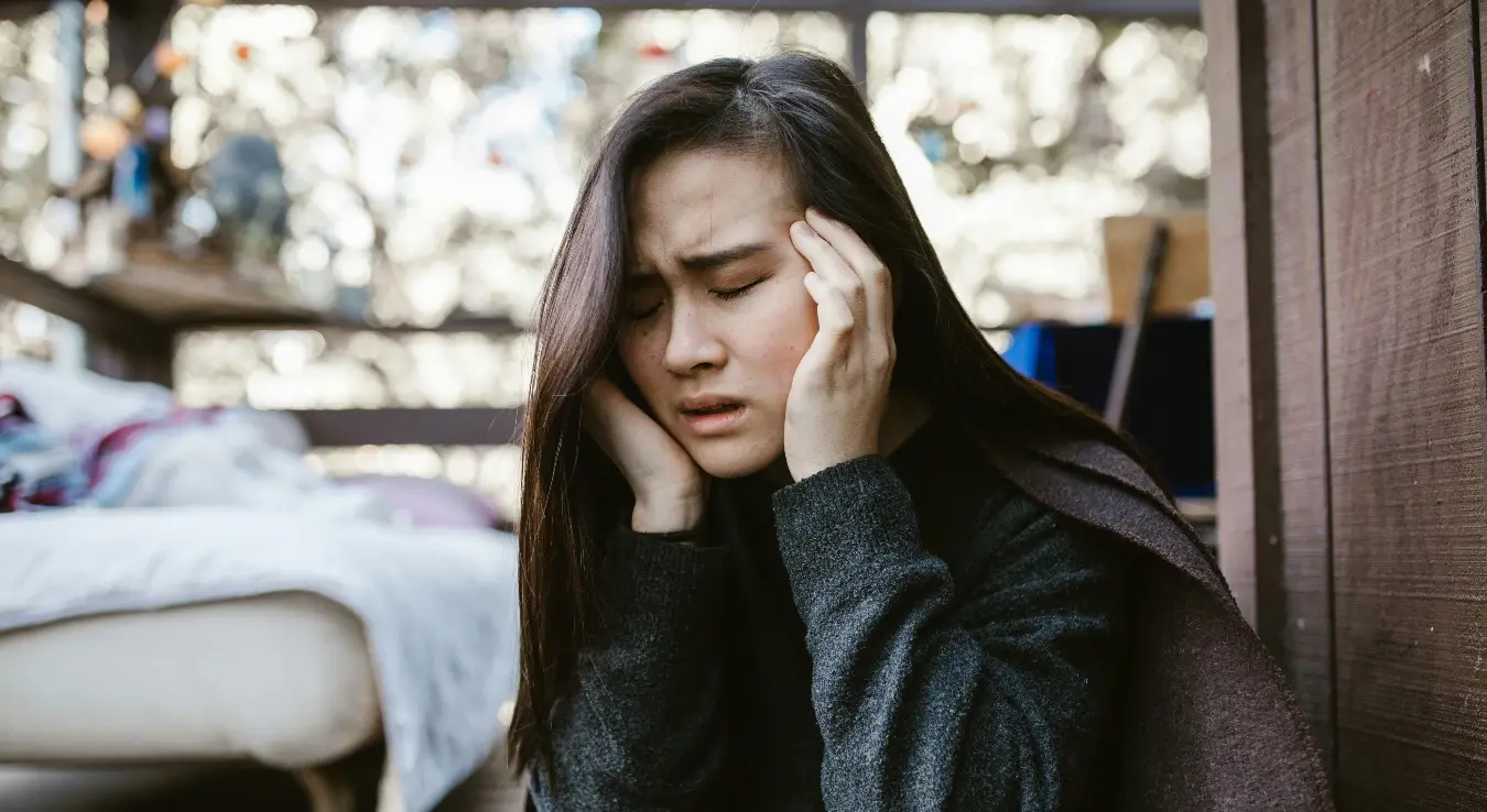 Дјевојка сједи са затвореним очима