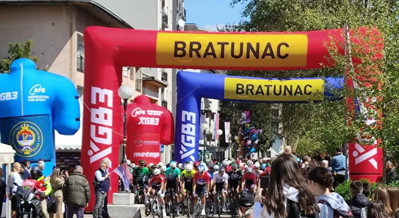 Трећа етапа Међународне бициклистичке трке "Београд-Бањалука" кренула је из Братунца, гд‌је је бициклистима из 35 земаља приређен величанствени испраћај.