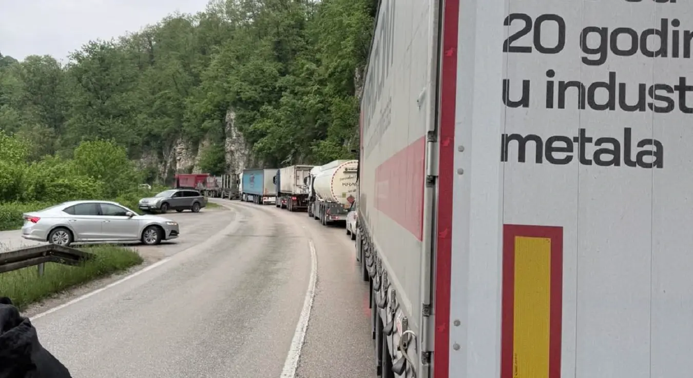 Тежа саобраћајна несрећа код Добоја, саобраћај потпуно обустављен