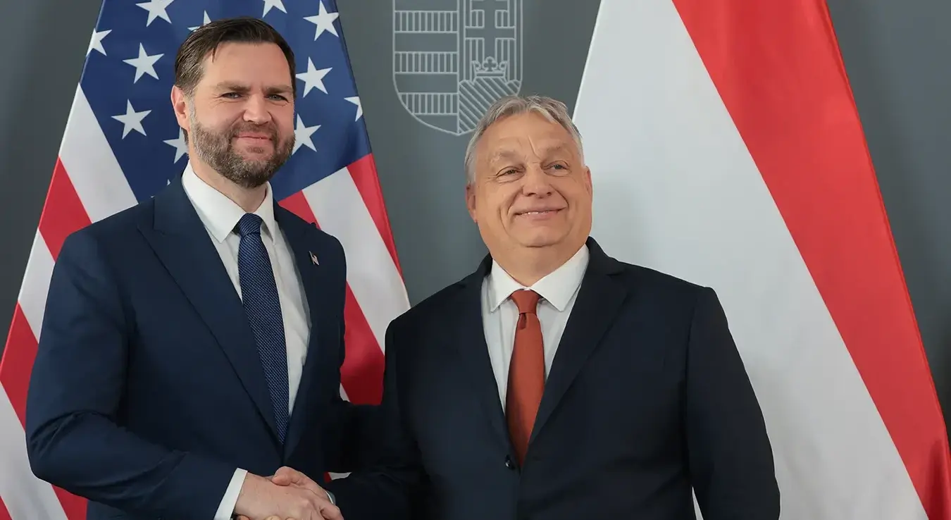 Виктор Орбан и Џјен ДИ Венс се рукују.