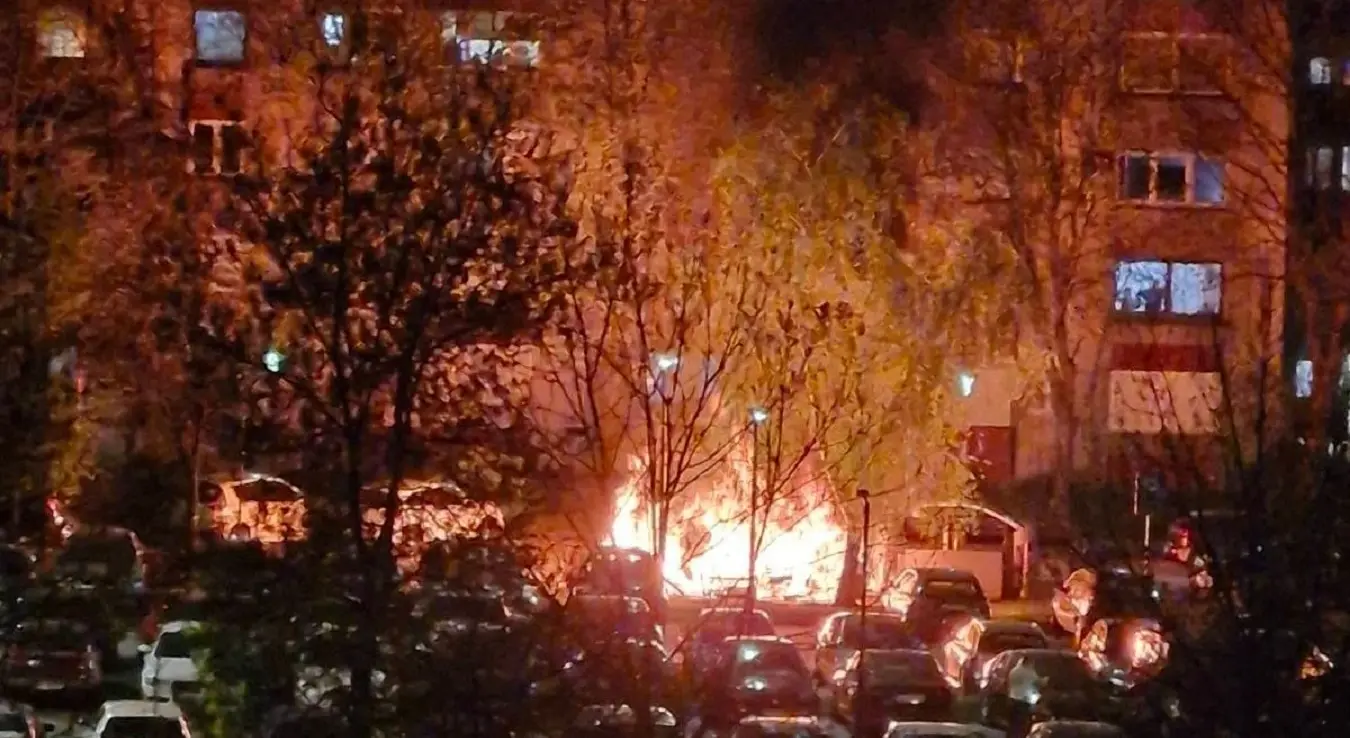 Намјештај гори испред стамбене зграде у Сарајеву