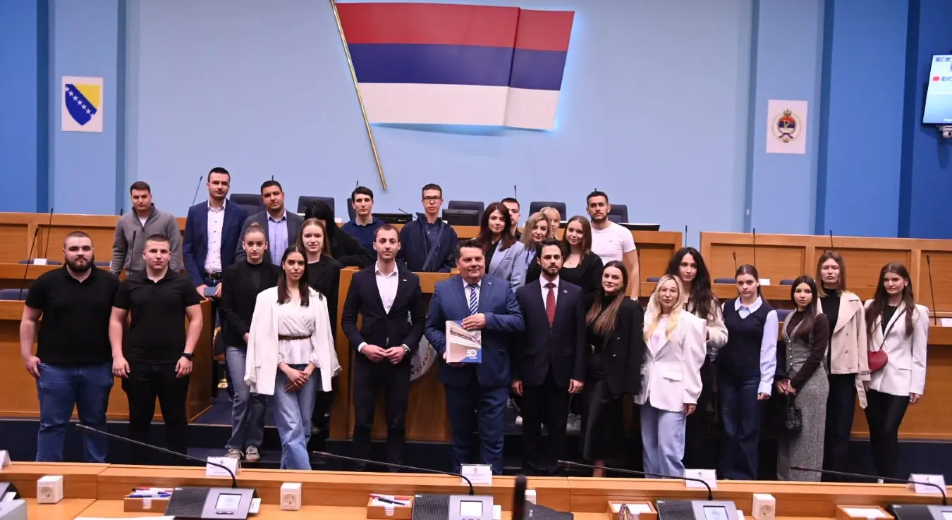 Предсједник НСРС Ненад Стевандић са студентима Правног факултета УНИБЛ, након разговора у НСРС.