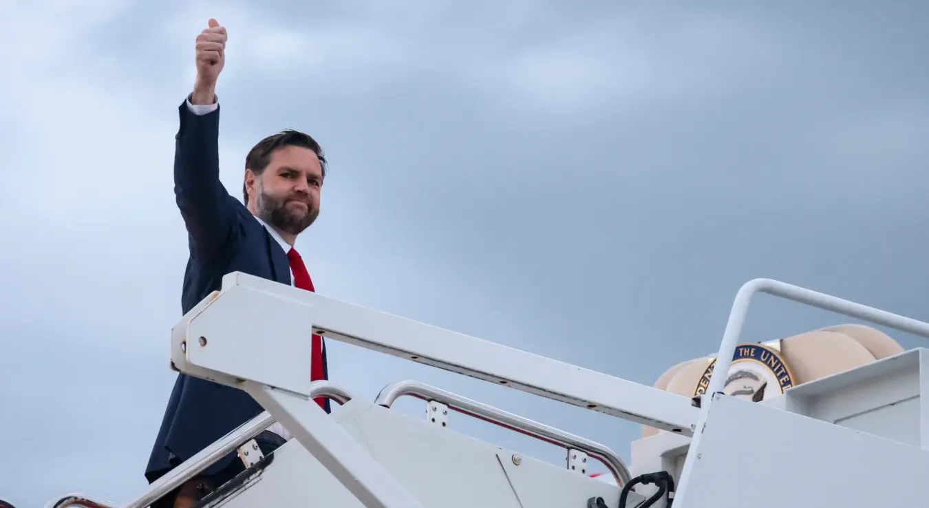 Потпредсједник Џ. Д. Венс укрцава се у авион Другог ваздухопловства за полазак за Будимпешту, у заједничкој бази Ендруз, Мериленд, у понедјељак, 6. априла 2026. године.