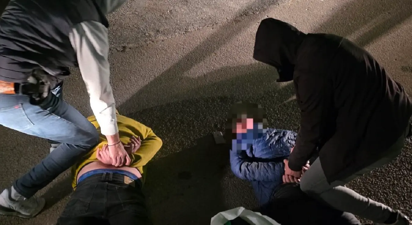 Хапшење осумњичених у акцији "Бис". Леже на земљи док им полицијски службеници у цивилу стављају лисице