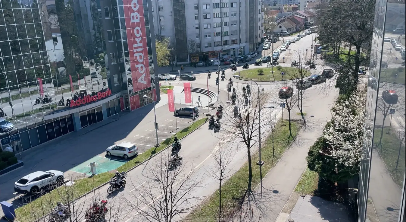 Мотоцикли пролазе кружни ток код Адико банке у отварању нове мото сезоне