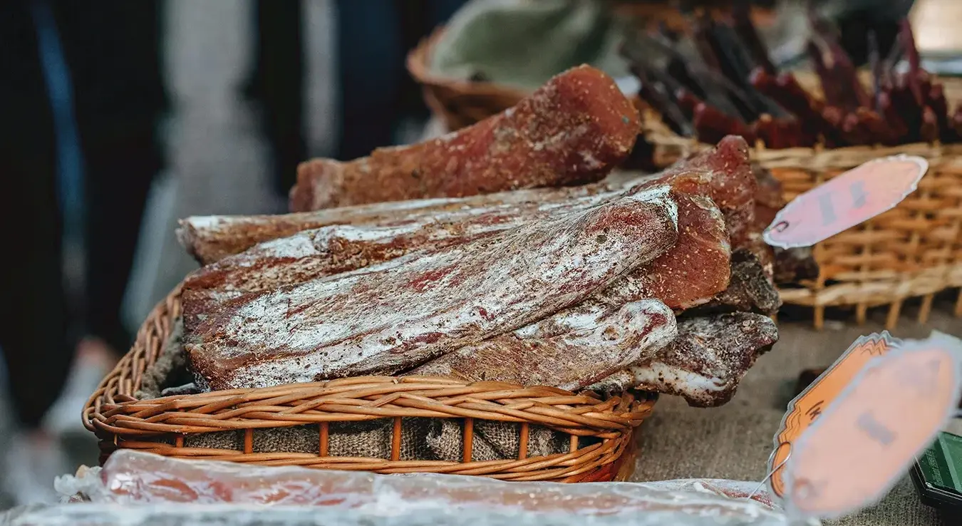 Суво месо у корпи на столу