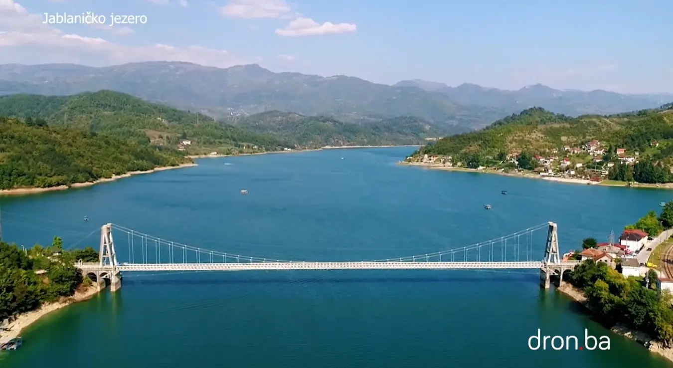 Снимак дроном из ваздуха приказује јабланички мост на Јабланичком језеру