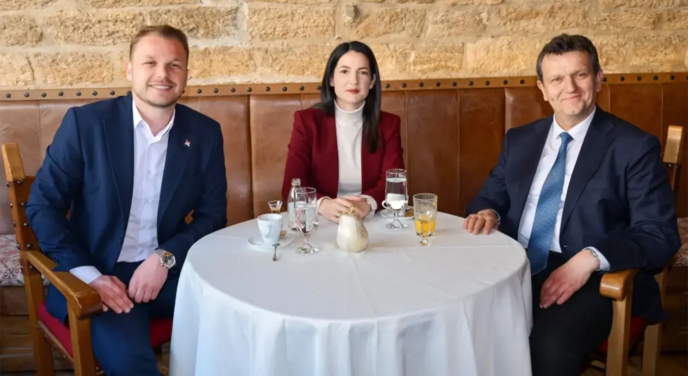 Предсједник СДС-а Бранко Блануша, предсједник ПСС-а Драшко Станивуковић и предсједник Народног фронта Јелена Тривић.