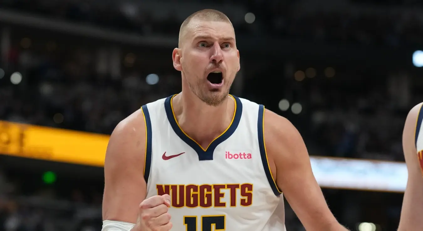 Центар Денвер Нагетса Никола Јокић тражи фаул у другом полувремену прве утакмице прве рунде плеј-офа НБА лиге против Минесота Тимбервулвса, у суботу, 18. априла 2026. године, у Денверу.