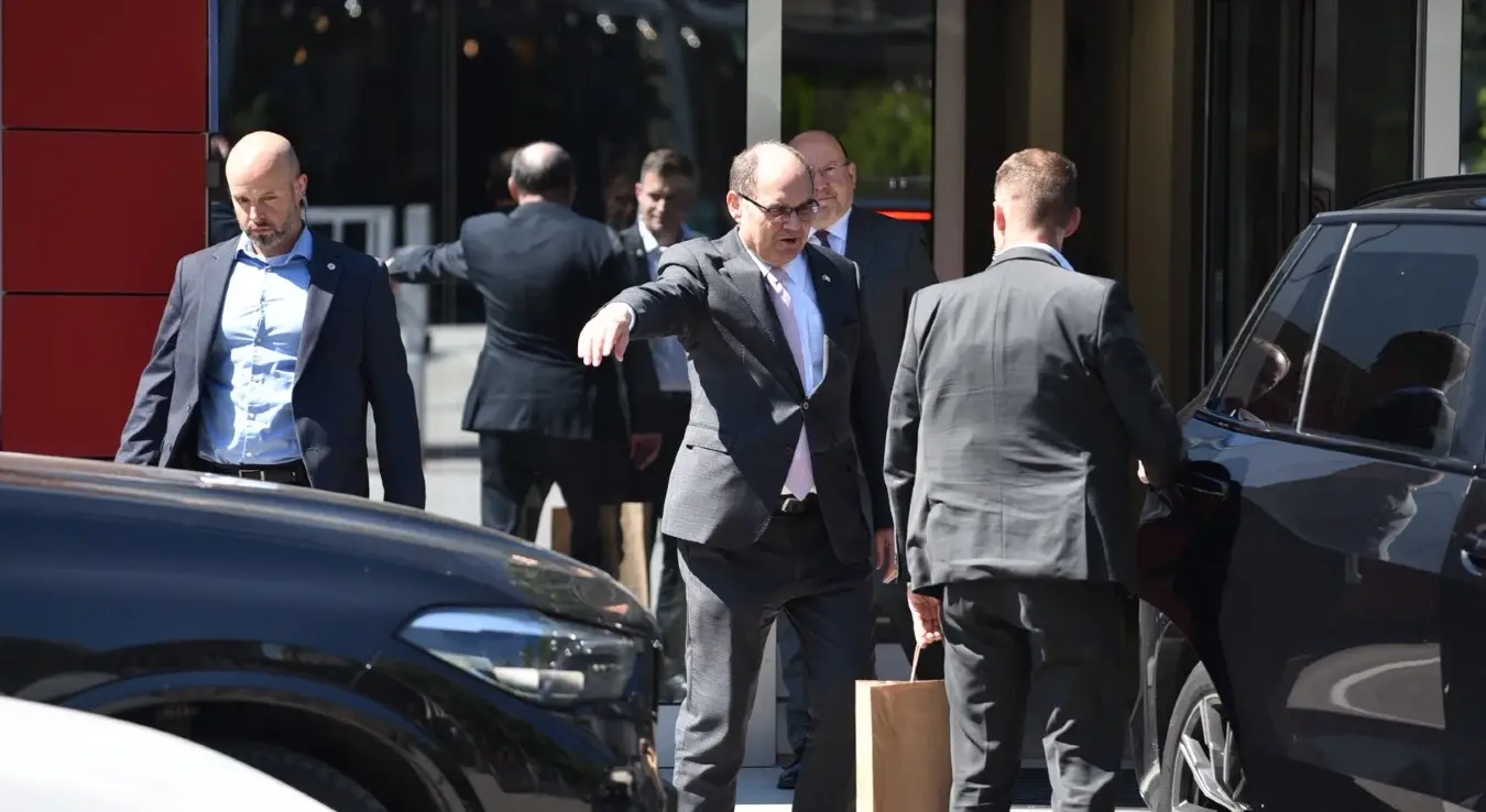 Кристијан Шмит у Бањалуци испред зграде ОХР-а, одмахнуо руком.