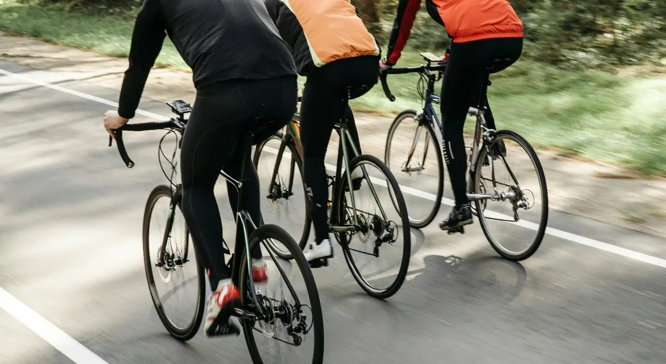 Саобраћај се на већини путева јутрос одвија несметано, али се у току дана очекују повремене обуставе на магистралном путу од Братунца према Власеници због бициклистичке трке, саопштено је из Ауто-мото савеза Републике Српске.