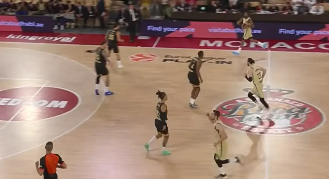 Кошаркаши Монака на терену играју против кошаркаша Барселоне