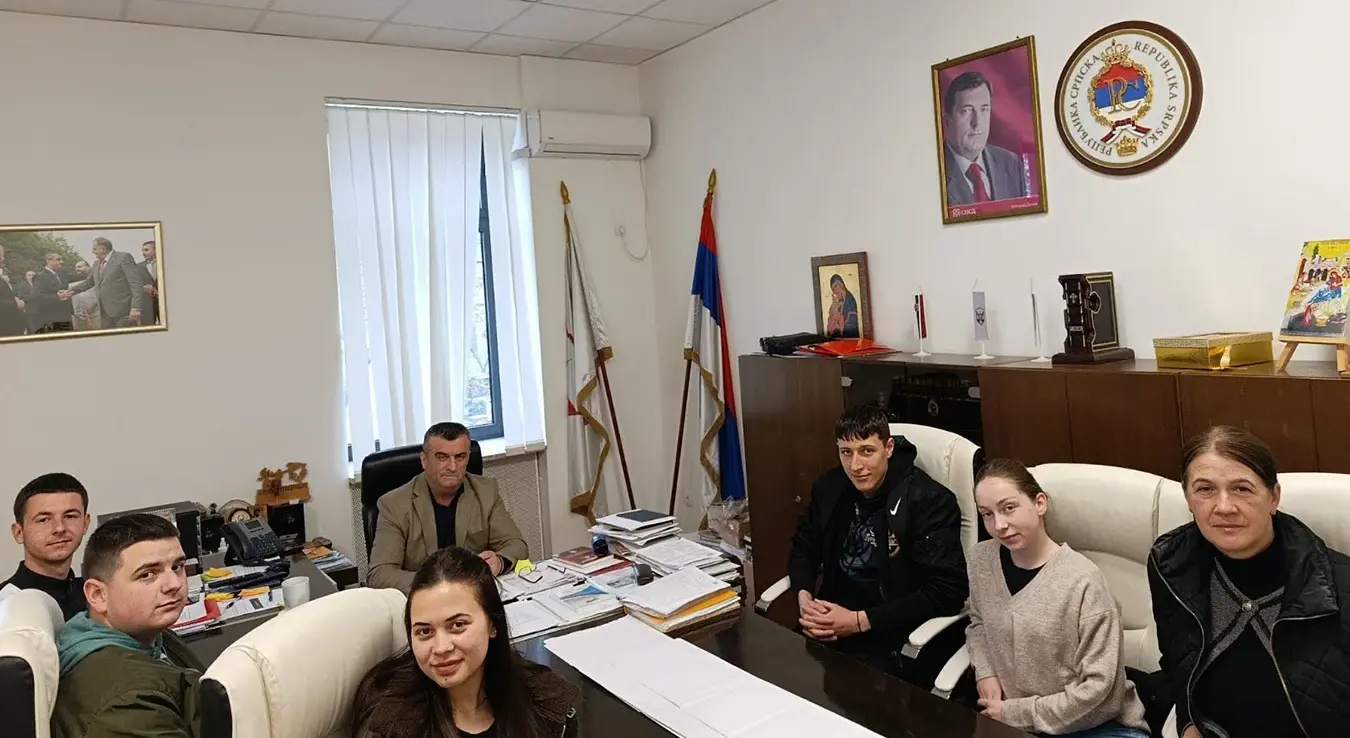 Начелник Власенице Мирослав Краљевић са представницима и матурантима Средњошколског центра "Милорад Влачић"