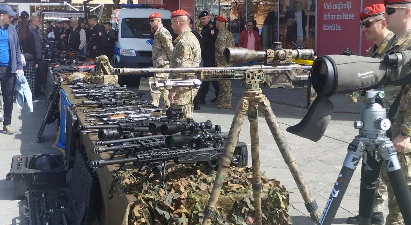 На Тргу Крајине изложени оружје и опрема поводом Дана полиције