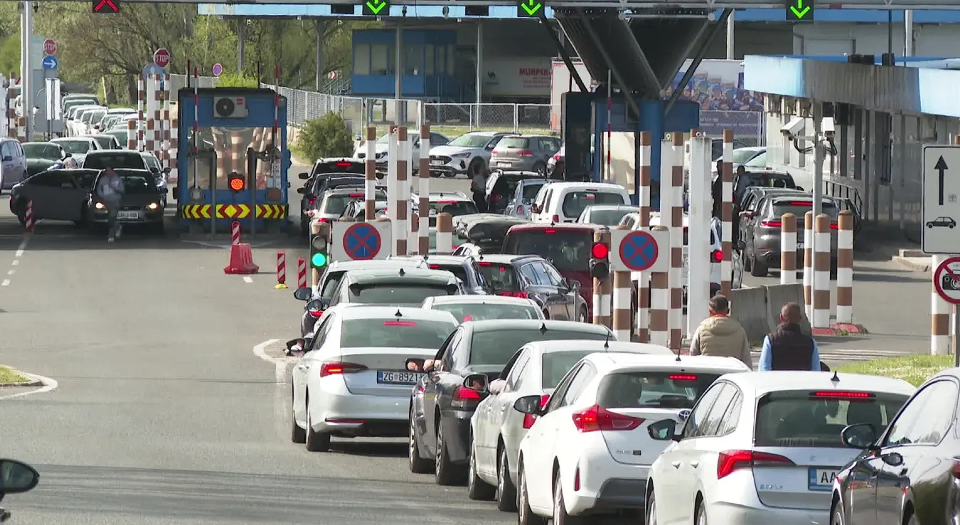 Колона аута на граничном прелазу