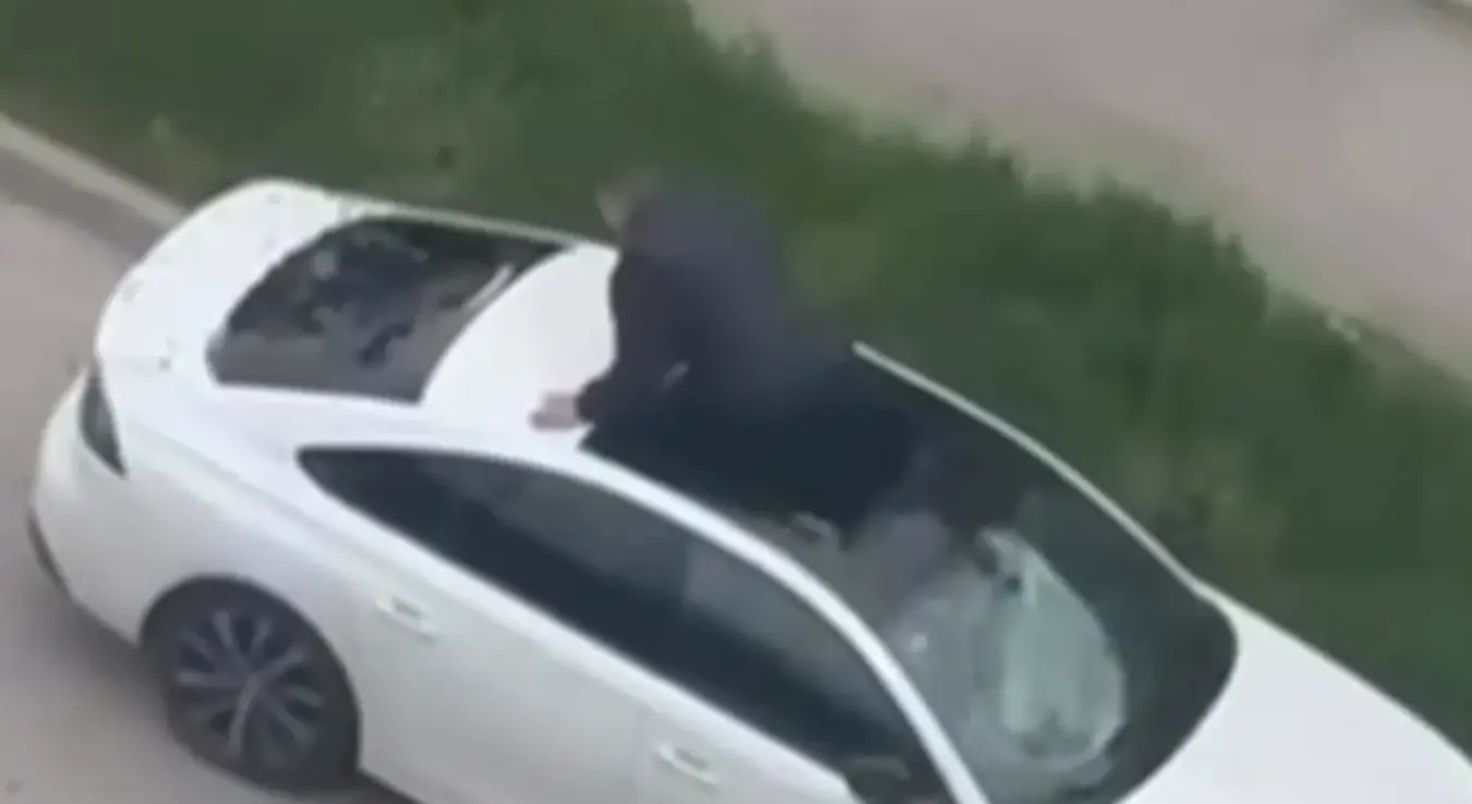 Мушкарац пропао кроз кров аутомобила у Тузли