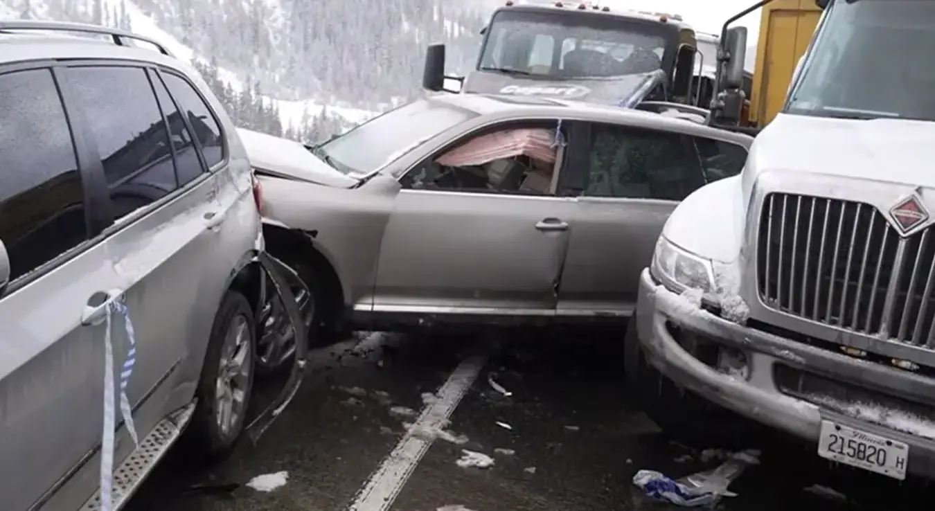 Аутомобил смрскан приликом ланчаног судара на ауто-путу.