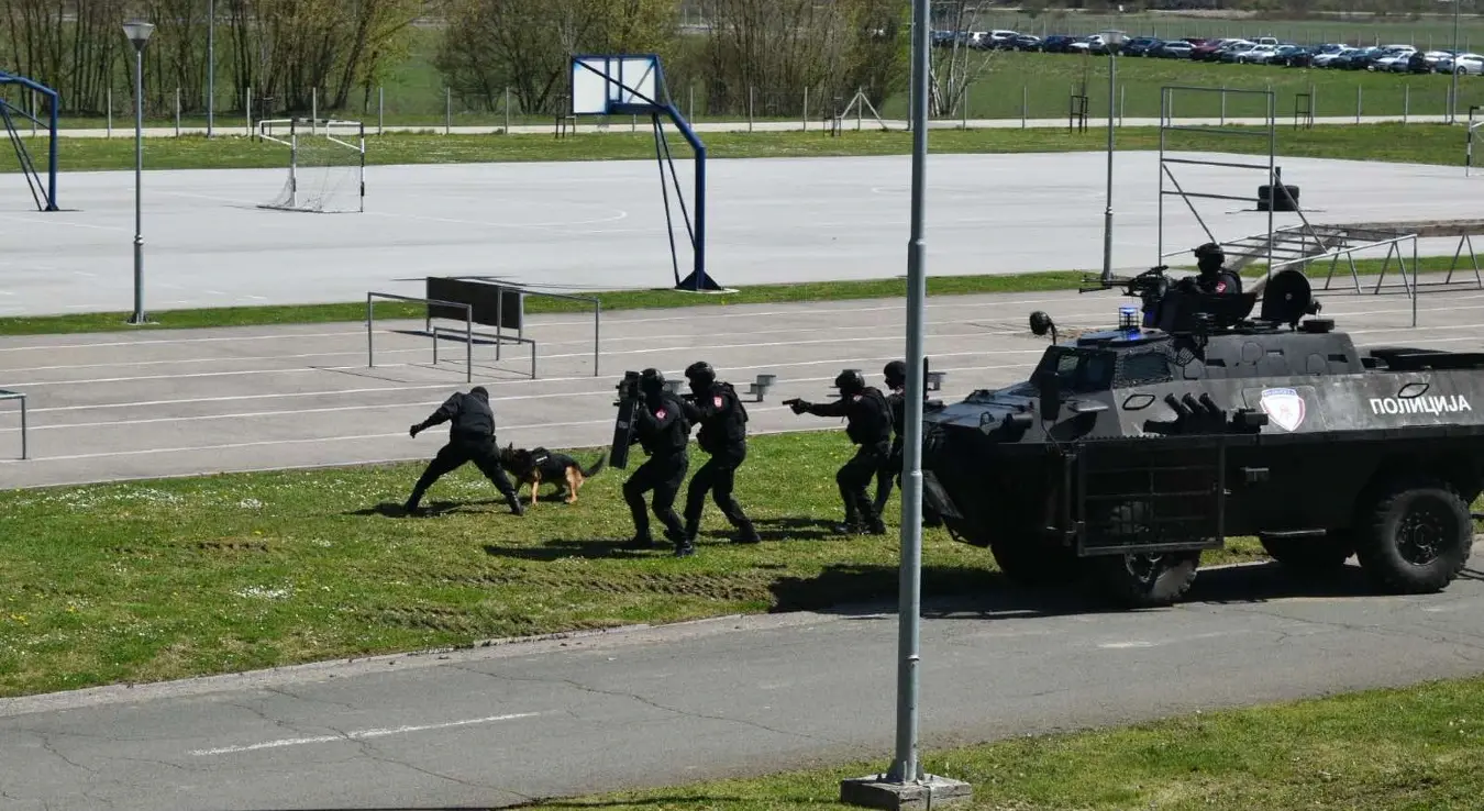 Припадници Жандармерија и оклопно возило изводе показну вјежбу поводом Дана полиције Републике Српске у Центру за обуку у Залужанима, 4. априла 2026. године.