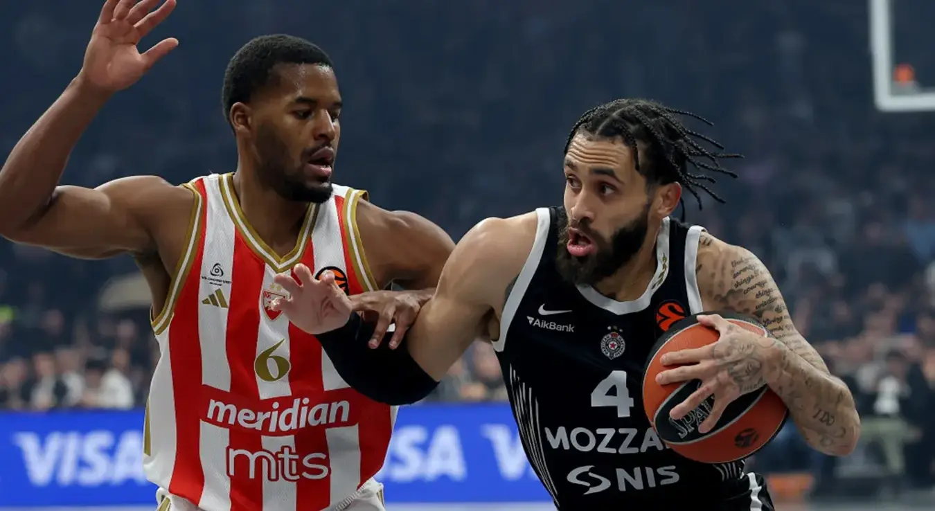 Кошаркаш Црвене Звезде Џаред Батлер и кошаркаш Партизана Двeјн Вашингтон