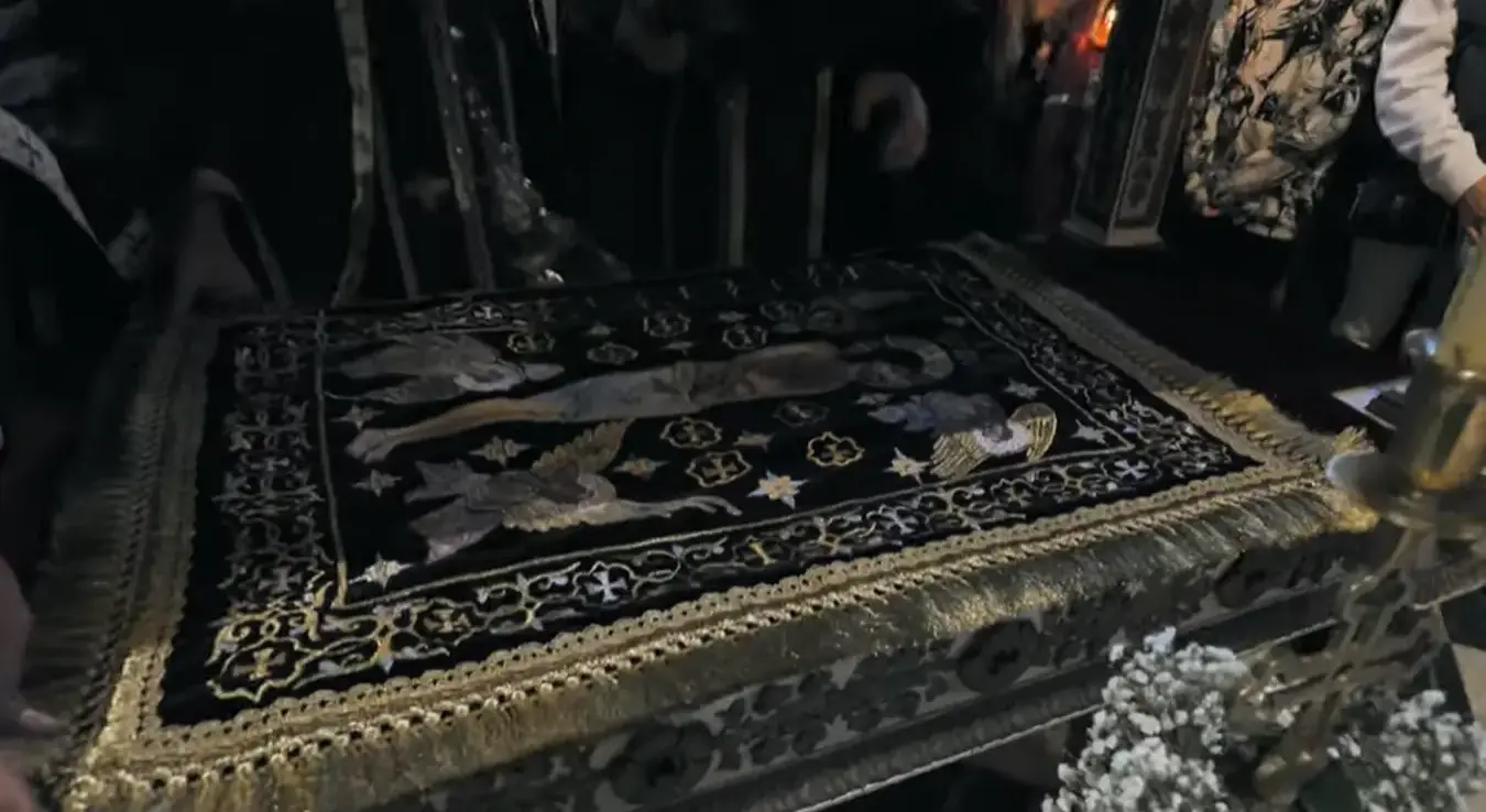 Плаштаница Исуса Христа положена у гроб.