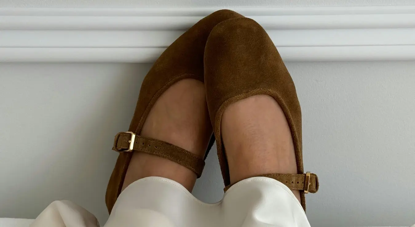 Мери Џејн ципеле. Жена у бијелој хаљини са мери џејн ципелама на ногама.