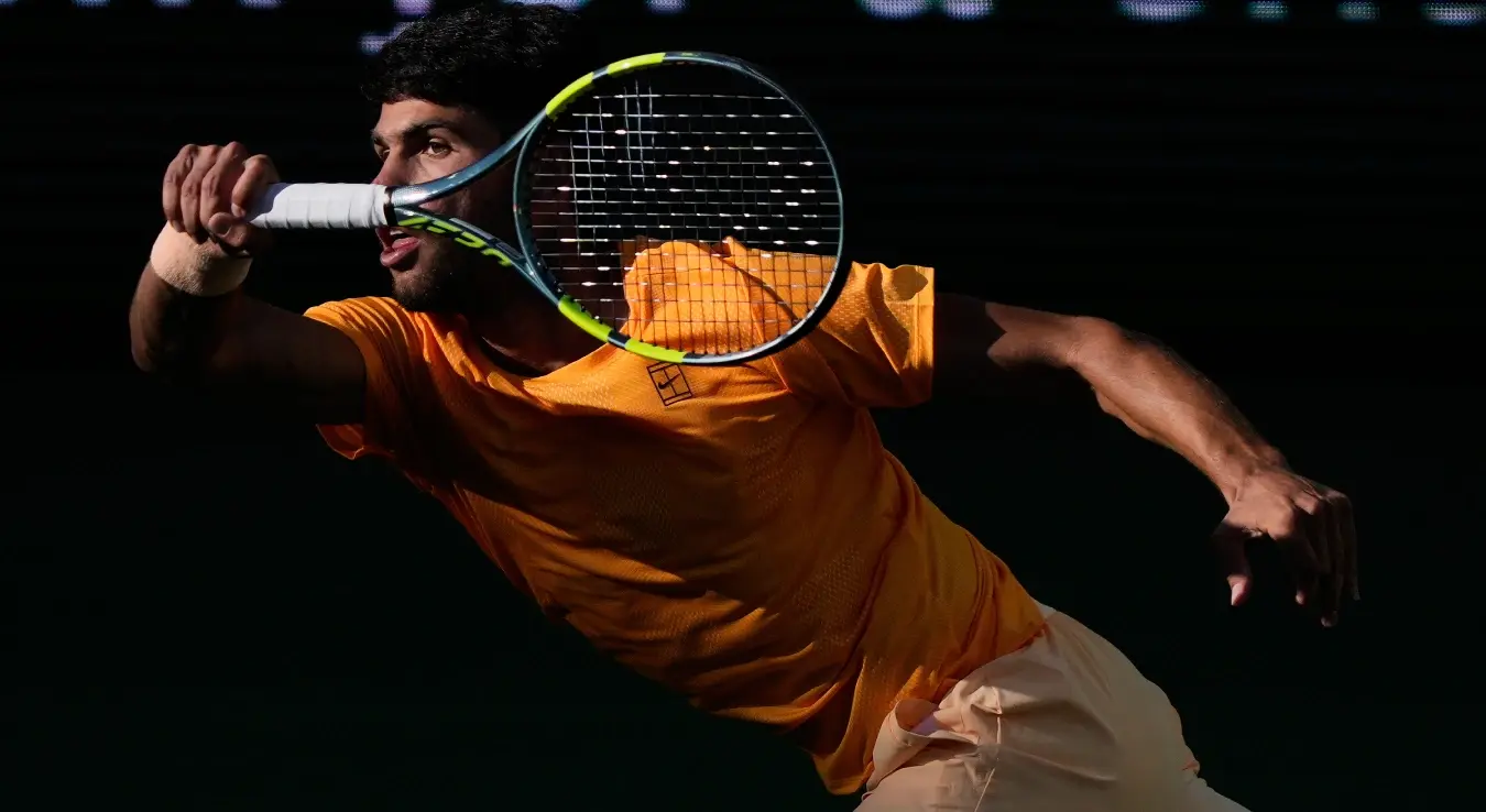 Карлос Алкараз из Шпаније узвраћа ударац Данилу Медведеву из Русије током полуфиналног меча на тениском турниру БНП Парибас Опен, у суботу, 14. марта 2026. године, у Индијан Велсу, Калифорнија.