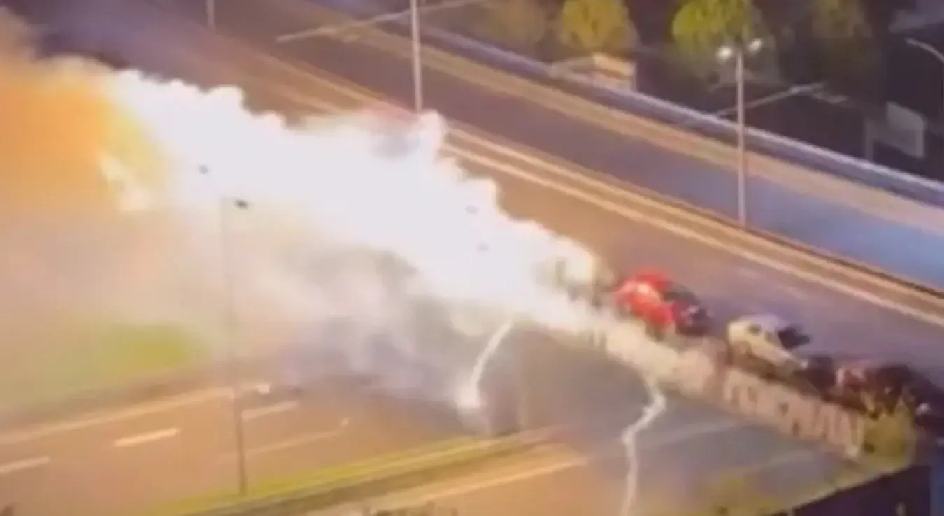 Бакљада гробара након смрти Дулета Вујошевића на Плавом мосту